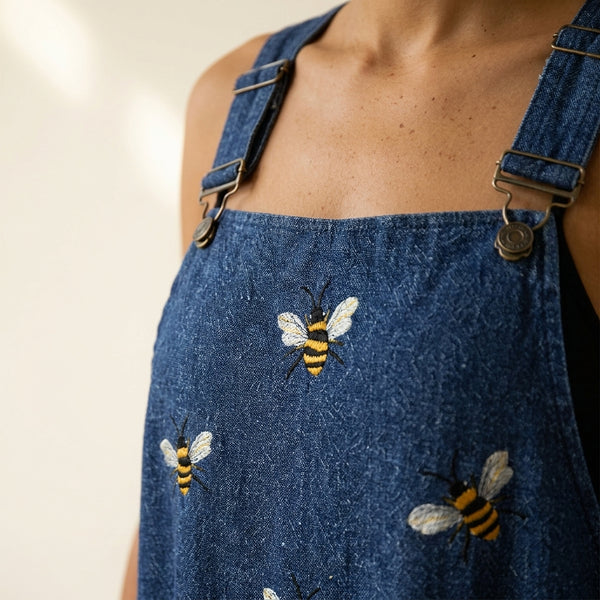 Isabela™ | Mono azul de abejas bordado